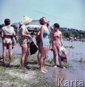 Sierpień 1962, Sandomierz, Polska. 
Międzynarodowy Obóz Studencki, dziewczyny w strojach kąpielowych nad brzegiem Wisły.
Fot. Romuald Broniarek/KARTA