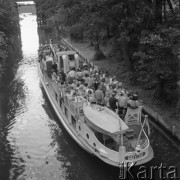 Lipiec 1962, brak miejsca, Mazury, Polska.
Grupa turystów podczas rejsu statkiem wycieczkowym.
Fot. Romuald Broniarek/KARTA