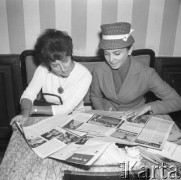 Wrzesień 1962, Warszawa, Polska. 
Z prawej siedzi piosenkarka Halina Kunicka.
Fot. Romuald Broniarek/KARTA