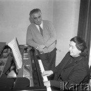 Wrzesień 1962, Warszawa, Polska.
Aram Chaczaturian, kompozytor muzyki poważnej, dyrygent i pedagog. Przy fortepianie siedzi jego żona.
Fot. Romuald Broniarek/KARTA