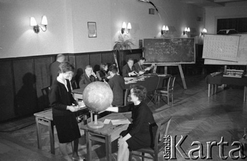 Październik 1962, Warszawa, Polska.
Transmisja telewizyjna z Liceum im. Narcyzy Żmichowskiej.
Fot. Romuald Broniarek/KARTA