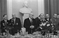 Październik 1962, Warszawa, Polska.
Bankiet w ambasadzie radzieckiej z okazji 45 rocznicy wybuchu Rewolucji Październikowej. Na zdjęciu od lewej: Aleksander Zawadzki, Józef Cyrankiewicz, Władysław Gomułka, ambasador ZSRR, Marian Spychalski.
Fot. Romuald Broniarek/KARTA