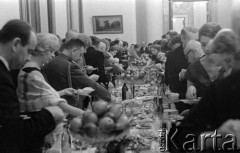 Październik 1962, Warszawa, Polska.
Bankiet w ambasadzie radzieckiej z okazji 45 rocznicy wybuchu Rewolucji Październikowej.
Fot. Romuald Broniarek/KARTA