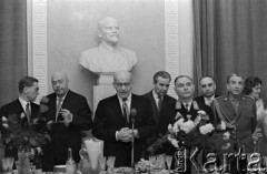 Październik 1962, Warszawa, Polska.
Bankiet w ambasadzie radzieckiej z okazji 45 rocznicy wybuchu Rewolucji Październikowej. Na zdjęciu od lewej: Aleksander Zawadzki, Józef Cyrankiewicz, Władysław Gomułka, ambasador ZSRR, Marian Spychalski.
Fot. Romuald Broniarek/KARTA