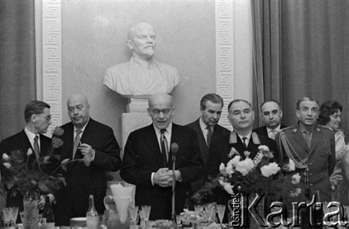 Październik 1962, Warszawa, Polska.
Bankiet w ambasadzie radzieckiej z okazji 45 rocznicy wybuchu Rewolucji Październikowej. Na zdjęciu od lewej: Aleksander Zawadzki, Józef Cyrankiewicz, Władysław Gomułka, ambasador ZSRR, Marian Spychalski.
Fot. Romuald Broniarek/KARTA