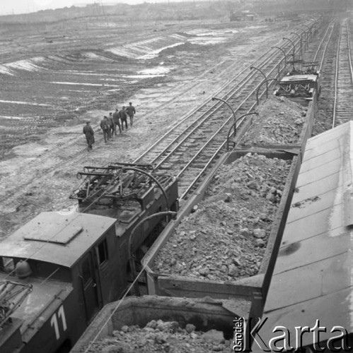 Listopad 1962, Konin, Polska.
Wydobycie węgla brunatnego w kopalni odkrywkowej.
Fot. Romuald Broniarek/KARTA
