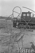 Listopad 1962, Konin, Polska.
Wydobycie węgla brunatnego w kopalni odkrywkowej, na pierwszym planie sylwetka górnika z kilofem wykonana z drutu.
Fot. Romuald Broniarek/KARTA