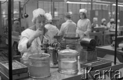 Listopad 1962, Błonie, Polska. 
Produkcja zegarków w Zakładach Mechaniczno-Precyzyjnych 