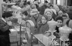 Grudzień 1962, Warszawa, Polska.
Kolejka w sklepie przy Zakładach Przemysłu Cukierniczego im. 