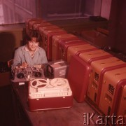 Styczeń 1963, Warszawa, Polska.
Zakłady Radiowe im. Marcina Kasprzaka, na pierwszym planie magnetofon szpulowy 