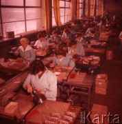 Styczeń 1963, Warszawa, Polska.
Pracownice Zakładów Radiowych im. Marcina Kasprzaka w hali produkcyjnej.
Fot. Romuald Broniarek/KARTA
