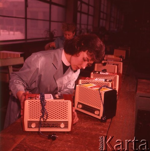 Styczeń 1963, Warszawa, Polska.
Pracownica Zakładów Radiowych im. Marcina Kasprzaka stawia radioodbiornik 
