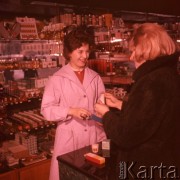 Styczeń 1963, Warszawa, Polska.
Klientka i ekspedientka w sklepie kosmetycznym przy ulicy Kruczej.
Fot. Romuald Broniarek/KARTA