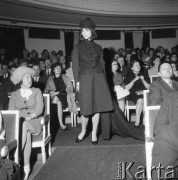 Styczeń 1963, Warszawa, Polska.
Sala Kongresowa w Pałacu Kultury i Nauki - pokaz mody damskiej z kolekcji Mody Polskiej.
Fot. Romuald Broniarek/KARTA