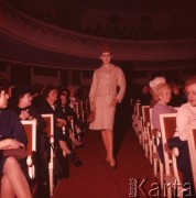 Styczeń 1963, Warszawa, Polska.
Sala Kongresowa w Pałacu Kultury i Nauki - pokaz mody damskiej z kolekcji Mody Polskiej.
Fot. Romuald Broniarek/KARTA
