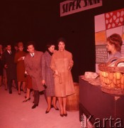 Styczeń 1963, Warszawa, Polska.
Sala Kongresowa w Pałacu Kultury i Nauki - pokaz mody damskiej i męskiej z kolekcji Mody Polskiej.
Fot. Romuald Broniarek/KARTA