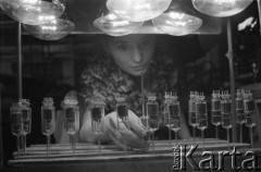 1963, Warszawa, Polska.
Pracownica Zakładów Wytwórczych Lamp Elektrycznych im. Róży Luksemburg.
Fot. Romuald Broniarek/KARTA