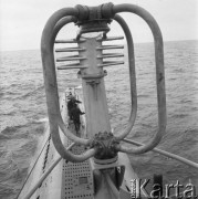 1963, Morze Bałtyckie, Polska. 
ORP Orzeł, marynarze na pokładzie podczas wynurzenia okrętu.
Fot. Romuald Broniarek/KARTA