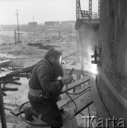 Kwiecień 1963, Płock, Polska.
Budowa Mazowieckich Zakładów Rafineryjnych i Petrochemicznych, spawacz podczas pracy.
Fot. Romuald Broniarek/KARTA