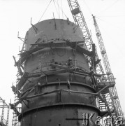 Kwiecień 1963, Płock, Polska.
Budowa Mazowieckich Zakładów Rafineryjnych i Petrochemicznych, robotnicy na rusztowaniu.
Fot. Romuald Broniarek/KARTA
