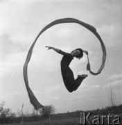 Kwiecień 1963, Warszawa, Polska.
Ćwiczenia studentek Akademii Wychowania Fizycznego -  sesja fotograficzna na okładkę tygodnika 