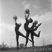 Kwiecień 1963, Warszawa, Polska.
Ćwiczenia studentek Akademii Wychowania Fizycznego -  sesja fotograficzna na okładkę tygodnika 