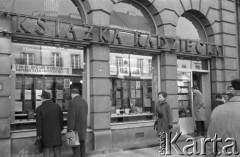 Kwiecień 1963, Warszawa, Polska. 
Przechodnie przed witryną Księgarni Radzieckiej na Nowym Świecie.
Fot. Romuald Broniarek/KARTA