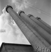 1963, Wierzbica, pow. Radom, Polska.
Dymiące kominy Cementowni 