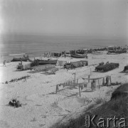 Lipiec 1963, Krynica Morska, Polska.
Łodzie rybackie na plaży, na pierwszym planie suszące się sieci.
Fot. Romuald Broniarek/KARTA