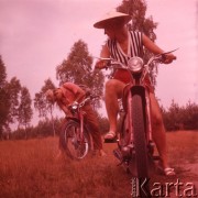 Lipiec 1963, Mazury, Polska.
Turyści na motorowerach 