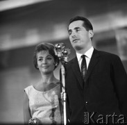 Sierpień 1963, Sopot, Polska.
Hala Stoczni Gdańskiej - Irena Dziedzic i Lucjan Kydryński, konferansjerzy III Międzynarodowego Festiwalu Piosenki.
Fot. Romuald Broniarek/KARTA