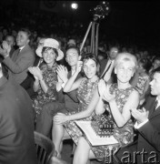 Sierpień 1963, Sopot, Polska.
Hala Stoczni Gdańskiej - publiczność III Międzynarodowego Festiwalu Piosenki - siedzą od prawej: Irena Santor, Sława Przybylska, NN, Halina Kunicka.
Fot. Romuald Broniarek/KARTA