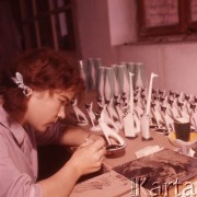 Lipiec 1963, Ćmielów, Polska.
Pracownica Fabryki Porcelany i Wyrobów Ceramicznych maluje porcelanową figurkę lisa.
Fot. Romuald Broniarek/KARTA