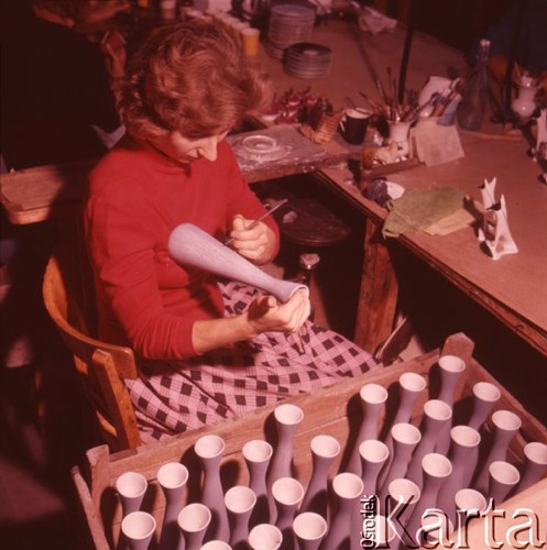 Lipiec 1963, Ćmielów, Polska.
Pracownica Fabryki Porcelany i Wyrobów Ceramicznych maluje dzbanek.
Fot. Romuald Broniarek/KARTA