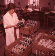Lipiec 1963, Ćmielów, Polska.
Pracownica Fabryki Porcelany i Wyrobów Ceramicznych pakuje dzbanki do skrzynek.
Fot. Romuald Broniarek/KARTA