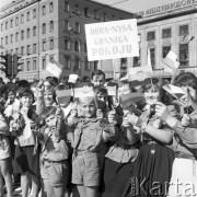 Sierpień 1963, Warszawa, Polska.
Powitanie Waltera Ulbrichta, przewodniczącego Rady Państwa Niemieckiej Republiki Demokratycznej - zuchy i harcerze z chorągiewkami i hasłem: 