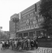 Sierpień 1963, Warszawa, Polska.
Powitanie Waltera Ulbrichta, przewodniczącego Rady Państwa Niemieckiej Republiki Demokratycznej - grupa młodzieży przed budynkiem KC PZPR.
Fot. Romuald Broniarek/KARTA