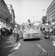 Sierpień 1963, Warszawa, Polska.
Powitanie Waltera Ulbrichta, przewodniczącego Rady Państwa Niemieckiej Republiki Demokratycznej - przejazd przez miasto. W limuzynie stoją: Władysław Gomułka i Walter Ulbricht.
Fot. Romuald Broniarek/KARTA