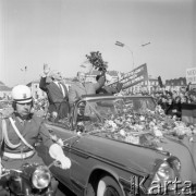 Sierpień 1963, Warszawa, Polska.
Powitanie Waltera Ulbrichta, przewodniczącego Rady Państwa Niemieckiej Republiki Demokratycznej - przejazd przez miasto. W limuzynie stoją: Władysław Gomułka i Walter Ulbricht.
Fot. Romuald Broniarek/KARTA