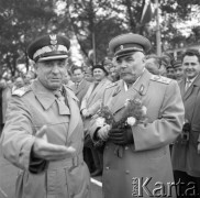 1963, Warszawa, Polska.
Marszałek Marian Spychalski wita na lotnisku Marszałka Rodiona Malinowskiego, ministra obrony ZSRR.
Fot. Romuald Broniarek/KARTA