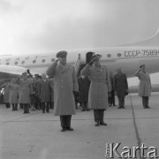 1963, Warszawa, Polska.
Marszałek Marian Spychalski wita na lotnisku Okęcie Marszałka Rodiona Malinowskiego, ministra obrony ZSRR.
Fot. Romuald Broniarek/KARTA