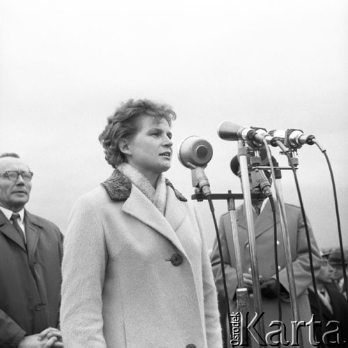 1963, Warszawa, Polska.
Radzieccy kosmonauci: Walentyna Tiereszkowa i Walery Bykowski, z wizytą w Polsce. Powitanie na lotnisku Okęcie.
Fot. Romuald Broniarek/KARTA