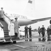 1963, Warszawa, Polska.
Radzieccy kosmonauci: Walentyna Tiereszkowa i Walery Bykowski, z wizytą w Polsce. Powitanie na lotnisku Okęcie.
Fot. Romuald Broniarek/KARTA
