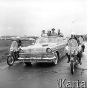 1963, Warszawa, Polska.
Radzieccy kosmonauci: Walentyna Tiereszkowa i Walery Bykowski, z wizytą w Polsce. Przejazd rządową limuzyną z lotniska Okęcie.
Fot. Romuald Broniarek/KARTA