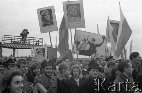 1963, Warszawa, Polska.
Radzieccy kosmonauci: Walentyna Tiereszkowa i Walery Bykowski, z wizytą w Polsce. Tłum warszawiaków na trasie przejazdu kosmonautów.
Fot. Romuald Broniarek/KARTA