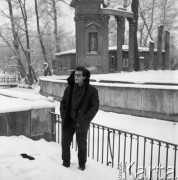 Styczeń 1964, Warszawa, Polska. 
Zbigniew Cybulski podczas spaceru w Łazienkach.
Fot. Romuald Broniarek/KARTA