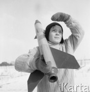 Marzec 1964, Skarżysko-Kamienna, Polska.
Zajęcia szkolnego Klubu Gagarina - chłopiec z rakietą.
Fot. Romuald Broniarek/KARTA
