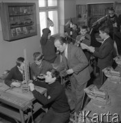 Marzec 1964, Skarżysko-Kamienna, Polska.
Zajęcia szkolnego Klubu Gagarina - uczniowie w pracowni modelarskiej.
Fot. Romuald Broniarek/KARTA