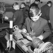Marzec 1964, Skarżysko-Kamienna, Polska.
Zajęcia szkolnego Klubu Gagarina - uczniowie w pracowni modelarskiej.
Fot. Romuald Broniarek/KARTA