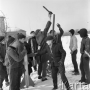 Marzec 1964, Skarżysko-Kamienna, Polska.
Zajęcia szkolnego Klubu Gagarina - uczniowie i nauczyciel z modelami rakiet.
Fot. Romuald Broniarek/KARTA